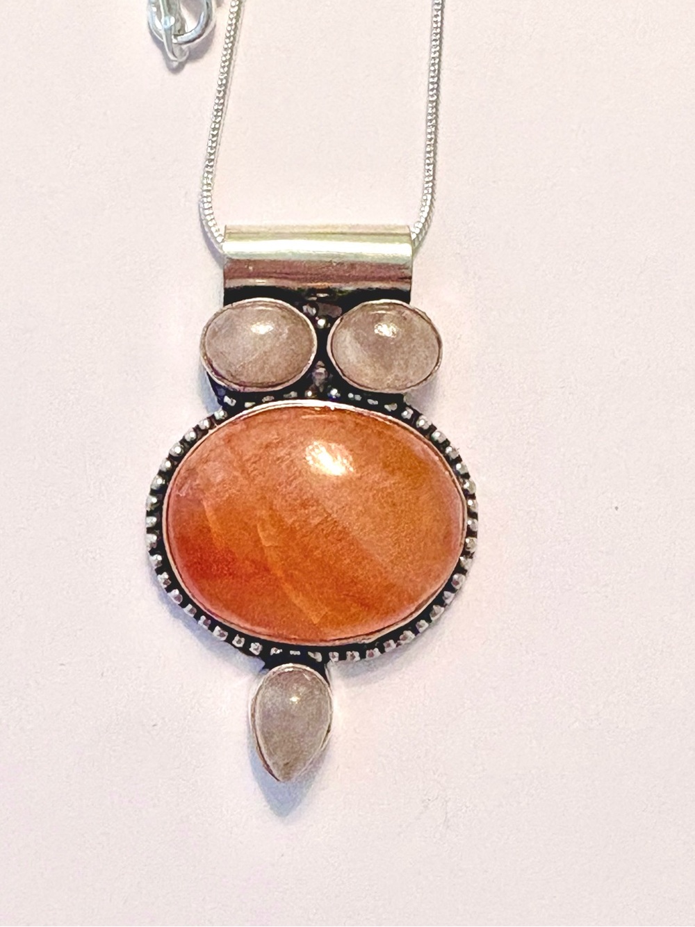 925 marked, 2 inch, Carnelian and Rose Quartz Pendant on a silver chain. - Picture 4 of 4